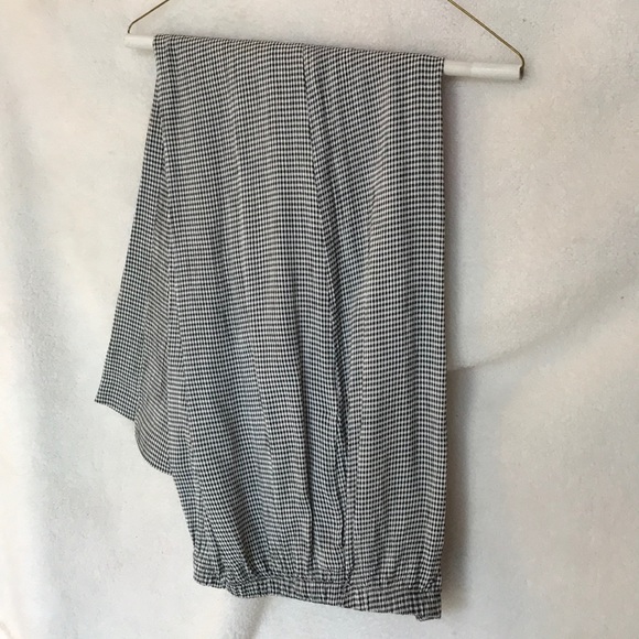 ***Women’s leisure stretch pants.*** - Picture 2 of 8